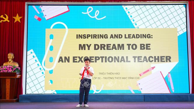 Tiết mục thuyết trình bằng tiếng Anh mang tên “My Dream”của em Triệu Thiên Hào, học sinh lớp 8, Trường THCS Mạc Đĩnh Chi, thị xã Hòa Thành. Ảnh: Thanh Tân – TTXVN
