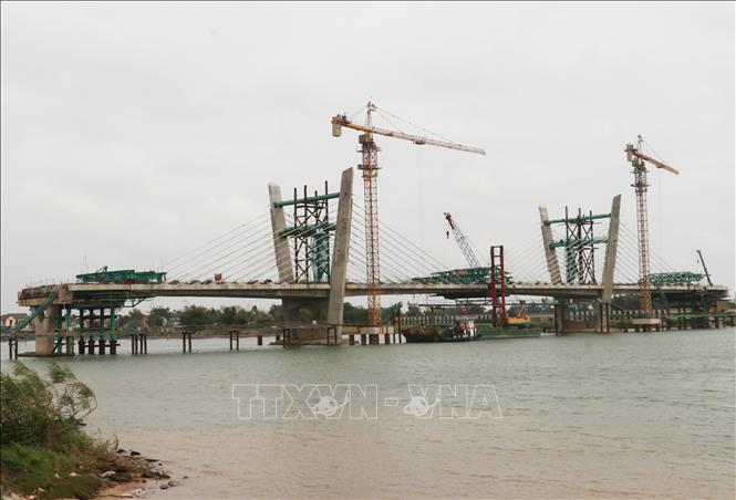 Thi công những trụ cầu Thạch Hãn 1 ở giữa sông Thạch Hãn kết nối huyện Triệu Phong với thành phố Đông Hà (Quảng Trị). Ảnh: Nguyên Lý - TTXVN