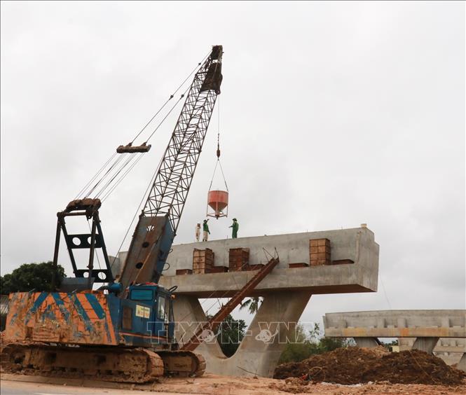 Thi công xây dựng các trụ cầu của cầu Thạch Hãn 1 kết nối huyện Triệu Phong với thành phố Đông Hà (Quảng Trị). Ảnh: Nguyên Lý - TTXVN