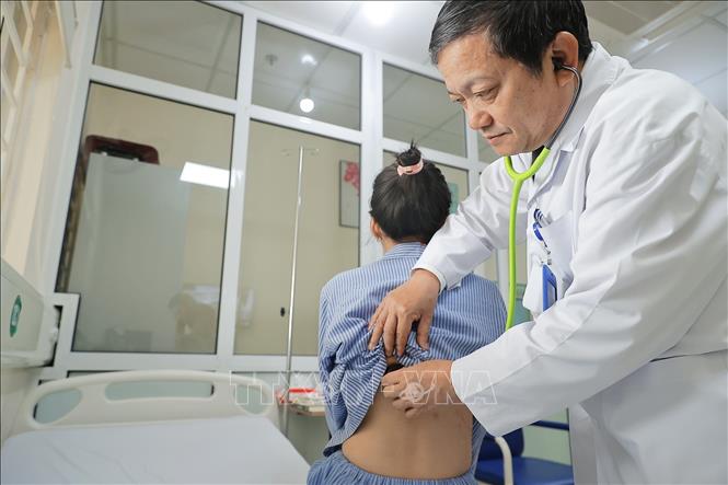 TTƯT.TS.BS. Đinh Văn Lượng thăm khám lại cho bệnh nhân Phạm Anh Thư (ca ghép phổi thứ 2 vào chiều 30 Tết năm Giáp Thìn). Ảnh: Minh Quyết - TTXVN