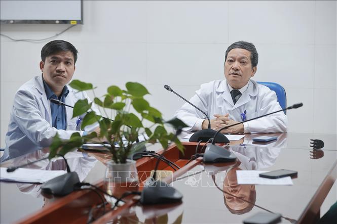 Hằng ngày, TTƯT.TS.BS. Đinh Văn Lượng đều tham gia các cuộc hội chẩn tại viện. Ảnh: Minh Quyết – TTXVN