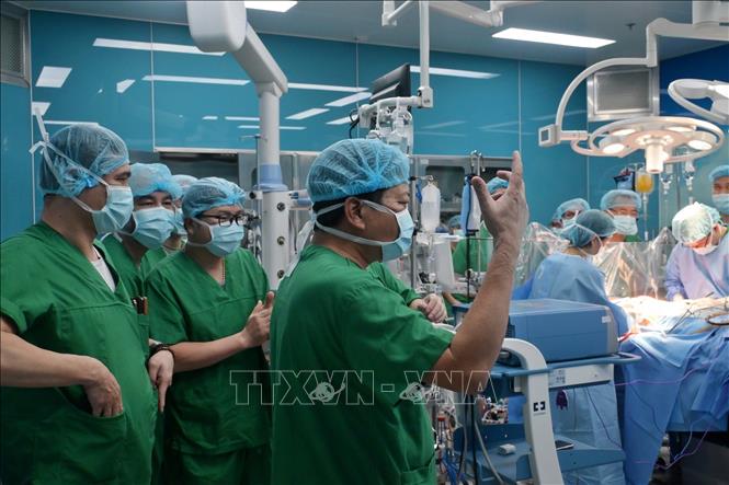 Niềm vui của bác sĩ Lượng cùng đồng đội, e kíp phẫu thuật khi thực hiện thành công ca ghép phổi cho bệnh nhân Phạm Anh Thư vào chiều 30 Tết năm Giáp Thìn. Ảnh: TTXVN phát