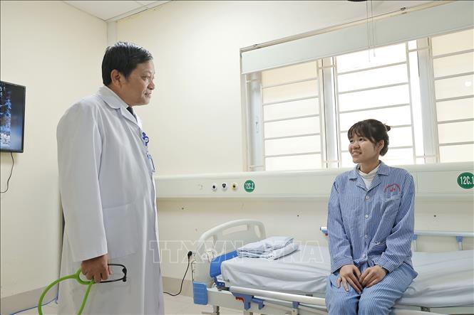 TTƯT.TS.BS. Đinh Văn Lượng thăm khám lại cho bệnh nhân Phạm Anh Thư (ca ghép phổi thứ 2 vào chiều 30 Tết năm Giáp Thìn). Ảnh: Minh Quyết - TTXVN