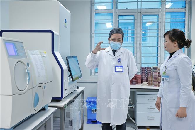 TTƯT.TS.BS. Đinh Văn Lượng luôn dành tâm huyết với chuyên ngành Lao và Bệnh phổi. Ảnh: Minh Quyết - TTXVN