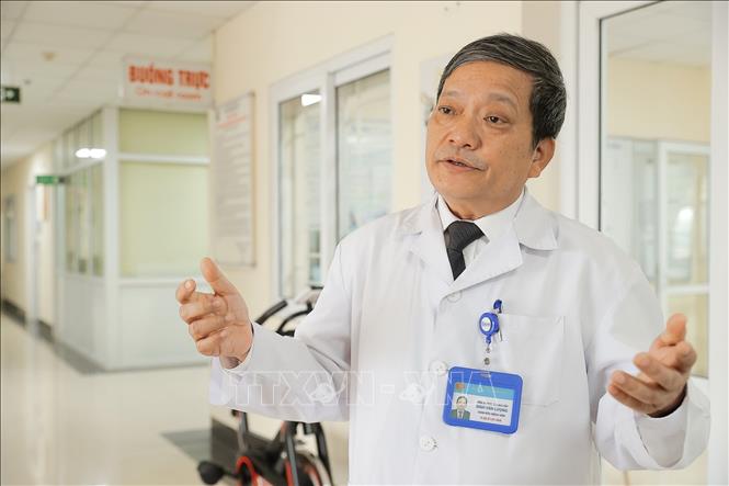 TTƯT.TS.BS. Đinh Văn Lượng, Giám đốc Bệnh viện, Giám đốc Trung tâm Ghép phổi, Bệnh viện Phổi Trung ương, người luôn dành tâm huyết với chuyên ngành Lao và Bệnh phổi. Ảnh: Minh Quyết - TTXVN