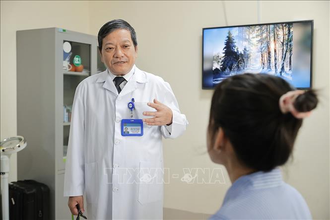 TTƯT.TS.BS. Đinh Văn Lượng thăm khám lại cho bệnh nhân Phạm Anh Thư (ca ghép phổi thứ 2 vào chiều 30 Tết năm Giáp Thìn). Ảnh: Minh Quyết - TTXVN