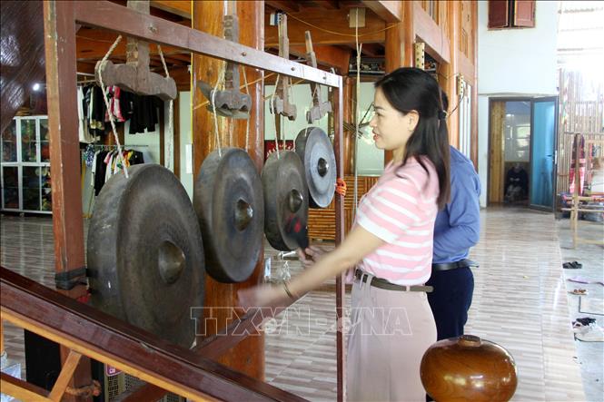 Khách du lịch trải nghiệm không gian cồng chiêng tại homestay Bích Trang, bản Hoa Tiến, xã Châu Tiến, huyện Quỳ Châu (Nghệ An). Ảnh: Văn Tý - TTXVN