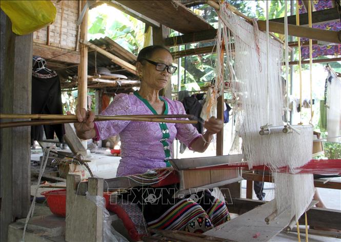Người dân bản Hoa Tiến, xã Châu Tiến (Quỳ Châu, Nghệ An) có thêm thu nhập từ nghề dệt thổ cẩm truyền thống. Ảnh: Văn Tý - TTXVN