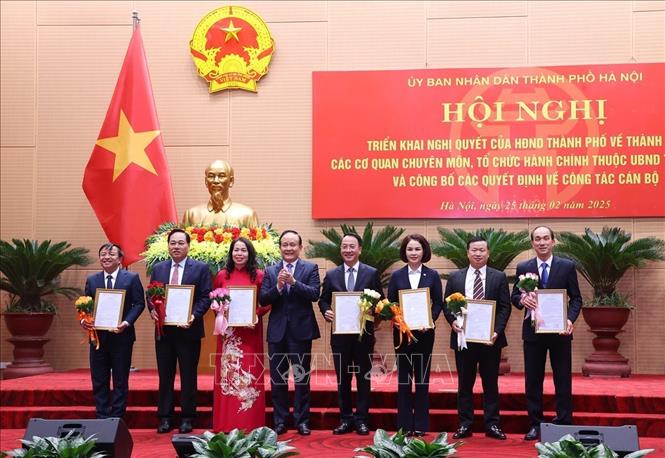 Ban Giám đốc Sở Nội vụ Hà Nội nhận quyết định của UBND TP. Hà Nội về công tác cán bộ. Ảnh: Văn Điệp - TTXVN