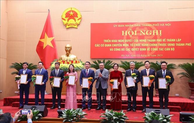 Ban Giám đốc Sở Tài chính Hà Nội nhận quyết định của UBND TP. Hà Nội về công tác cán bộ. Ảnh: Văn Điệp - TTXVN