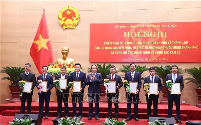 Ban Giám đốc Sở Xây dựng Hà Nội nhận quyết định của UBND TP. Hà Nội về công tác cán bộ. Ảnh: Văn Điệp - TTXVN