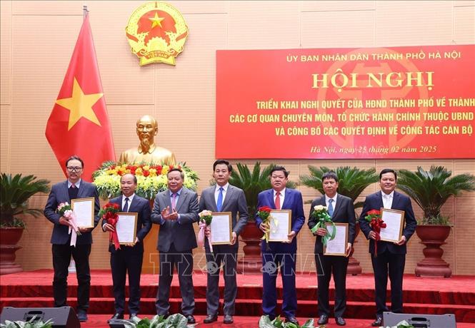 Ban Giám đốc Sở Nông nghiệp và Môi trường Hà Nội nhận quyết định của UBND TP. Hà Nội về công tác cán bộ. Ảnh: Văn Điệp - TTXVN