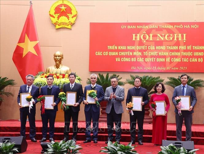 Ban giám đốc Sở Khoa học và Công nghệ Hà Nội nhận quyết định của UBND TP Hà Nội về công tác cán bộ. Ảnh: Văn Điệp - TTXVN