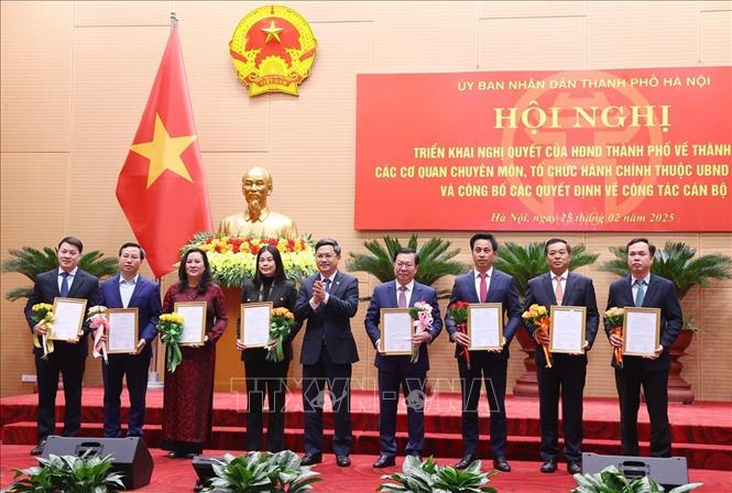 Trưởng ban Tổ chức Thành ủy Hà Nội Hà Minh Hải trao quyết định của UBND TP Hà Nội cho Ban giám đốc Sở Công Thương Hà Nội. Ảnh: Văn Điệp - TTXVN