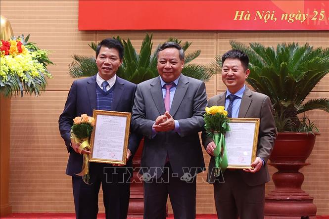 Lãnh đạo Sở Dân tộc và Tôn giáo Hà Nội nhận quyết định của UBND TP Hà Nội về công tác cán bộ. Ảnh: Văn Điệp - TTXVN