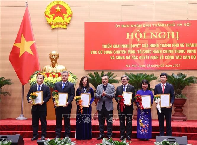 Lãnh đạo Văn phòng UBND TP Hà Nội nhận quyết định của UBND TP Hà Nội về công tác cán bộ. Ảnh: Văn Điệp - TTXVN