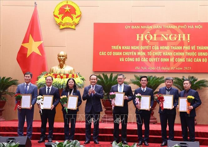 Lãnh đạo Ban Quản lý Khu công nghệ cao và Khu công nghiệp TP Hà Nội nhận quyết định của UBND TP Hà Nội về công tác cán bộ. Ảnh: Văn Điệp - TTXVN