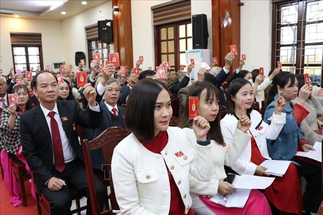  Đại hội thông qua danh sách nhân sự bầu Ban Chấp hành Đảng bộ xã khóa XXV, nhiệm kỳ 2025-2030. Ảnh: Mạnh Minh - TTXVN