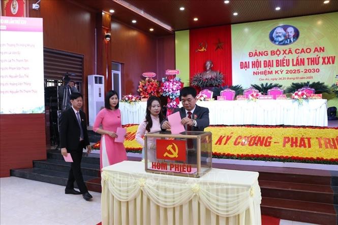  Đại hội bỏ phiếu bầu Ban Chấp hành Đảng bộ xã Cao An khóa XXV, nhiệm kỳ 2025-2030. Ảnh Mạnh Minh - TTXVN