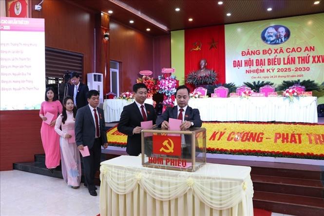 Đại hội bỏ phiếu bầu Ban Chấp hành Đảng bộ xã Cao An khóa XXV, nhiệm kỳ 2025-2030. Ảnh Mạnh Minh - TTXVN