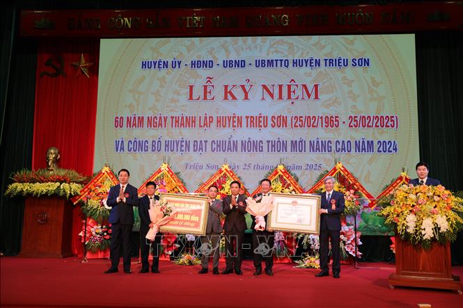 Trao Quyết định của Thủ tướng Chính phủ công nhận Triệu Sơn trở thành huyện nông thôn mới nâng cao. Ảnh Khiếu Tư-TTXVN 

