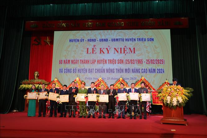 20 tập thể và cá nhân có thành tích xuất sắc trong phong trào xây dựng nông thôn mới, nông thôn mới nâng cao được nhận Bằng khen của Chủ tịch UBND tỉnh Thanh Hóa. Ảnh Khiếu Tư-TTXVN 
