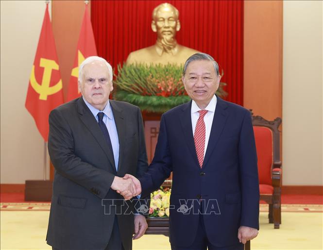 Party General Secretary To Lam welcomes Founder & Executive Chairman of FedEx Corporation Frederick W. Smith. VNA Photo: Thống Nhất