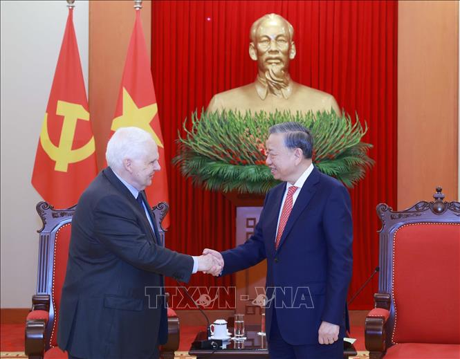 Party General Secretary To Lam welcomes Founder & Executive Chairman of FedEx Corporation Frederick W. Smith. VNA Photo: Thống Nhất