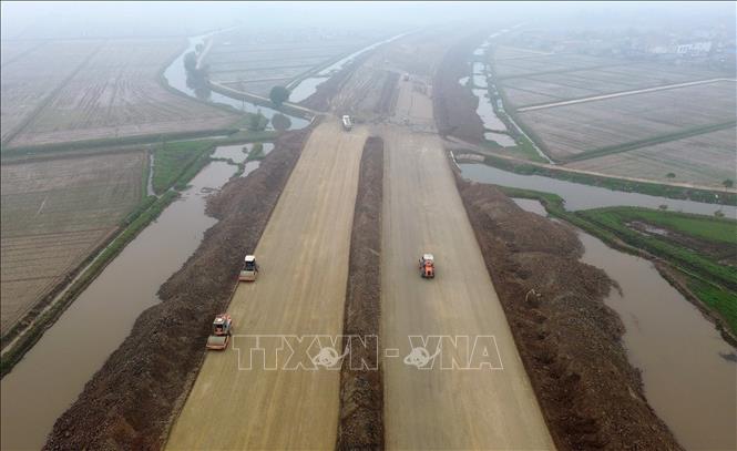 Ngay từ đầu năm 2025, các nhà thầu đã tập trung thiết bị máy móc, con người thi công khẩn trương trên các đoạn, tuyến được giải phóng mặt bằng để đảm bảo tiến độ đề ra. Ảnh: Quốc Khánh - TTXVN