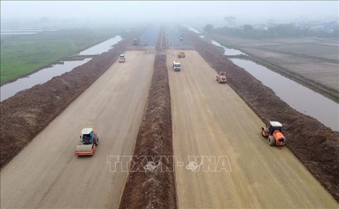 Không khí thi công khẩn trương trên công trường dự án xây dựng tuyến đường bộ mới Nam Định - Lạc Quần - Đường bộ ven biển đoạn qua huyện Nam Trực. Ảnh: Quốc Khánh - TTXVN