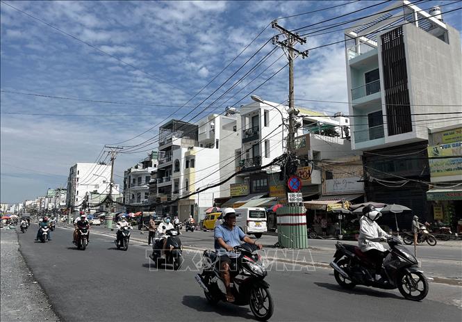 Một đoạn đường Dương Quảng Hàm (quận Gò Vấp, TP. Hồ Chí Minh) đã hoàn thiện ngầm hóa lưới điện chờ đấu nối. Ảnh: Thanh Vũ-TTXVN
