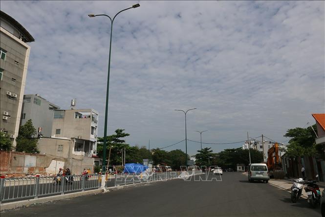 Một đoạn đường Dương Quảng Hàm (quận Gò Vấp, TP. Hồ Chí Minh) đã hoàn thành di dời, ngầm hóa lưới điện. Ảnh: Thanh Vũ-TTXVN
