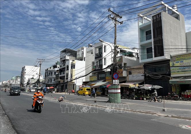 Một đoạn đường Dương Quảng Hàm (quận Gò Vấp, TP. Hồ Chí Minh) đã hoàn thiện ngầm hóa lưới điện chờ đấu nối. Ảnh: Thanh Vũ-TTXVN
