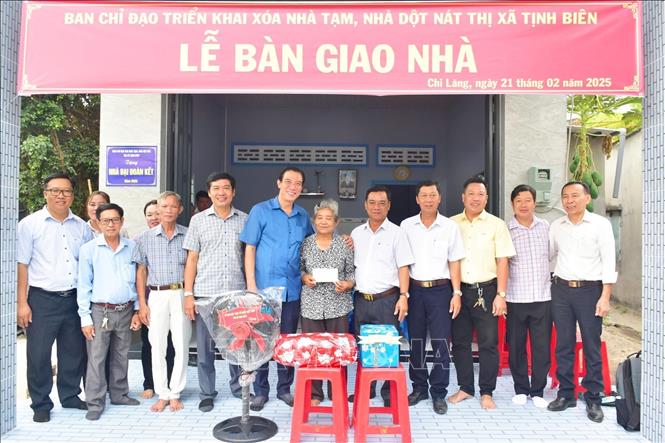 Presenting a new house to a disadvantaged family in Chi Lang ward, Tinh Bien town. VNA Photo: Công Mạo