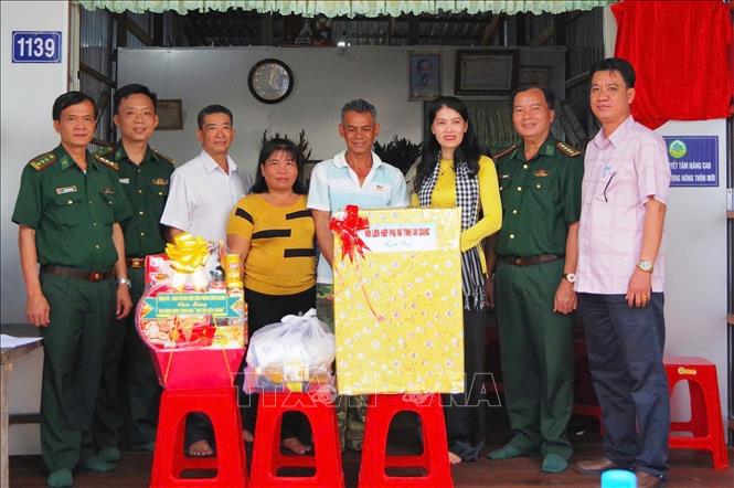 Presenting a new house to a disadvantaged family in the border area of Chau Doc city. VNA Photo: Công Mạo
