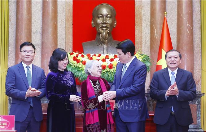 Chủ tịch nước Lương Cường thăm hỏi y tá Nguyễn Thị Kim Lai - nhân vật “O du kích nhỏ” trong tác phẩm ảnh đen trắng của nhà báo Phan Thoan. Ảnh: Lâm Khánh – TTXVN