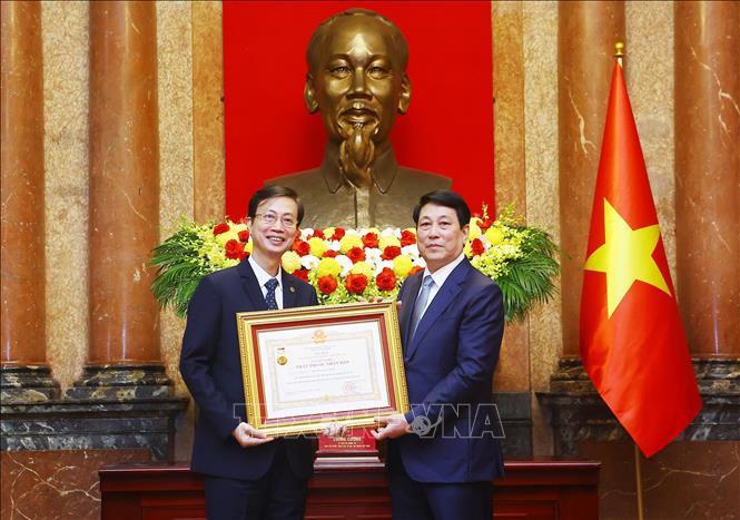 Chủ tịch nước Lương Cường trao danh hiệu Thầy thuốc nhân dân tặng PGS.TS Nguyễn Quang Bình, Phó Giám đốc Bệnh viện Răng Hàm Mặt Trung ương, Bộ Y tế. Ảnh: Lâm Khánh – TTXVN