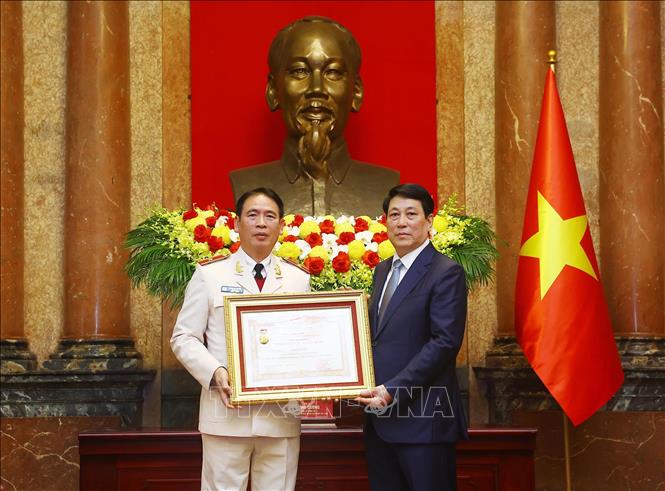 Chủ tịch nước Lương Cường trao danh hiệu Thầy thuốc nhân dân tặng Thiếu tướng, PGS.TS Phạm Bá Tuyến, Giám đốc Bệnh viện Y học cổ truyền, Bộ Công an. Ảnh: Lâm Khánh – TTXVN