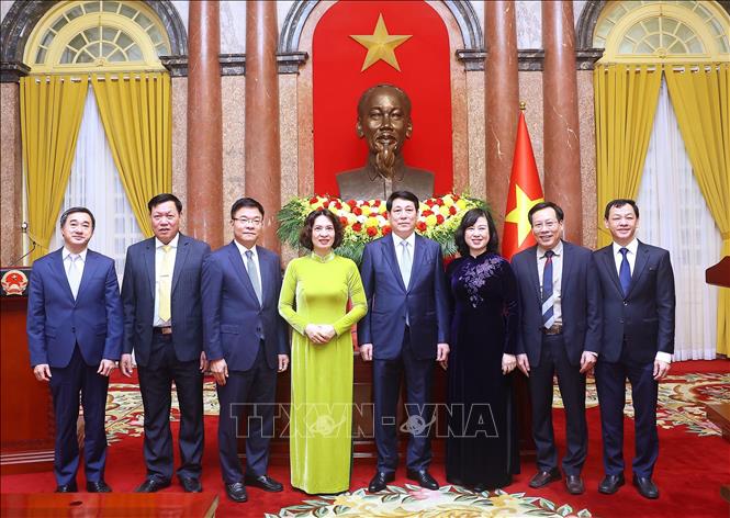 Chủ tịch nước Lương Cường với lãnh đạo Bộ Y tế. Ảnh: Lâm Khánh – TTXVN