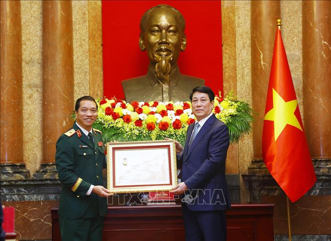 Chủ tịch nước Lương Cường trao danh hiệu Thầy thuốc nhân dân tặng Thiếu tướng, TS Trần Quốc Việt, Giám đốc Bệnh viện Quân y 175, Bộ Quốc phòng. Ảnh: Lâm Khánh – TTXVN