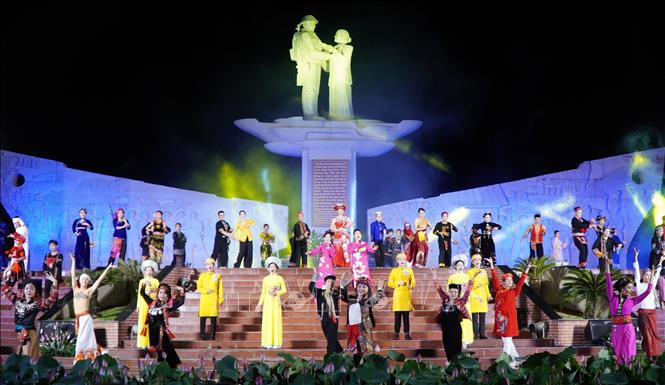 Chương trình nghệ thuật được tổ chức tại Di tích lịch sử quốc gia Địa điểm tập kết ra Bắc năm 1954 ở Cao Lãnh. Ảnh tư liệu