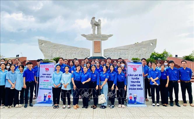 Đoàn viên, thanh niên tỉnh Đồng Tháp tổ chức sinh hoạt Đoàn ở Di tích lịch sử quốc gia Địa điểm tập kết ra Bắc năm 1954 tại Cao Lãnh. Ảnh: TTXVN phát