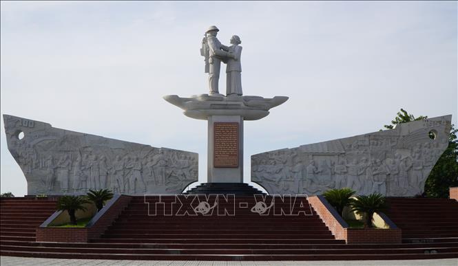 Tượng đài và phù điêu sự kiện Tập kết ra Bắc năm 1954 tại di tích ở Cao Lãnh. Ảnh tư liệu