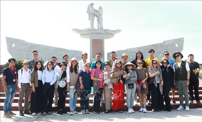 Du khách đến tham quan, chụp ảnh lưu niệm ở Di tích lịch sử quốc gia Địa điểm tập kết ra Bắc năm 1954 tại Cao Lãnh. Ảnh: TTXVN phát