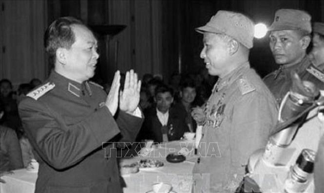 Đại tướng Võ Nguyên Giáp nói chuyện thân mật với Đại tá, Anh hùng phi công Lâm Văn Lích tại Đại hội Anh hùng, Chiến sĩ thi đua chống Mỹ, cứu nước, tháng 1/1967. Trong lần xuất kích trận đầu tiên trên bầu trời Hòa Bình vào đêm 3/2/1966 với máy bay chiến đấu MiG-17, chỉ trong chưa đầy 2 phút, Lâm Văn Lích đã lập kỳ tích bắn tan xác 2 máy bay AD-6 của Mỹ. Với chiến công tiêu biểu, phi thường đó, ngày 1/1/1967, Chủ tịch Hồ Chí Minh đã trao tặng danh hiệu Anh hùng Lực lượng Vũ trang nhân dân cho phi công Lâm Văn Lích. Ảnh: TTXVN