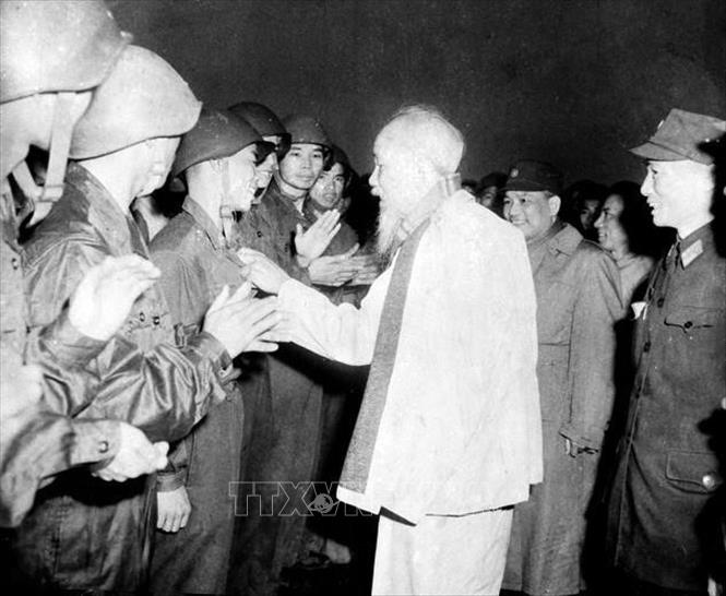 Chủ tịch Hồ Chí Minh đến thăm và chúc Tết cán bộ, chiến sĩ Trung đoàn 921-Đoàn Không quân Sao Đỏ nhân dịp Tết nguyên đán Đinh Mùi (9/2/1967). Ảnh: TTXVN