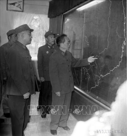 Đại tướng Võ Nguyên Giáp thăm sở chỉ huy Bộ Tư lệnh Không quân (1975). Ảnh: TTXVN