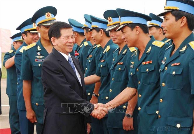 Chủ tịch nước Nguyễn Minh Triết thăm Trung đoàn Huấn luyện 910 (Trường Sĩ quan Không quân Nha Trang) tại Tuy Hòa (Phú Yên), ngày 24/10/2009. Ảnh: Nguyễn Khang - TTXVN