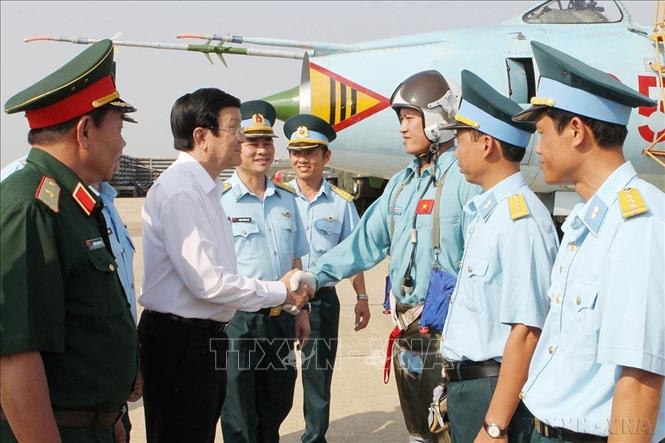 Chủ tịch nước Trương Tấn Sang thăm Trung đoàn không quân 937 (Sư đoàn 370) tại Ninh Thuận, ngày 18/3/2015. Ảnh: Nguyễn Khang - TTXVN