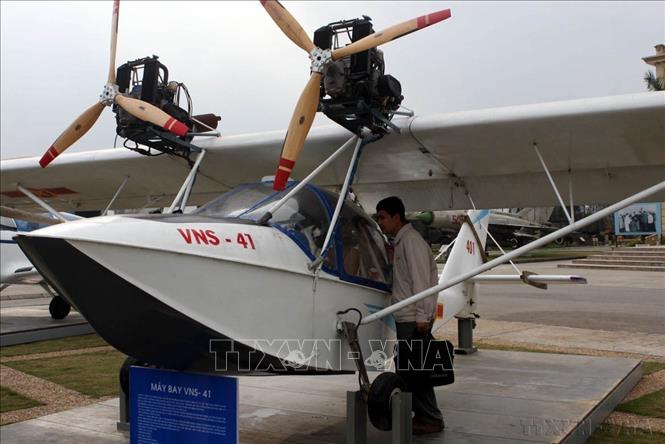 Máy bay phiên hiệu VNS-41 là loại siêu nhẹ do Việt Nam thiết kế, chế tạo để phục vụ công tác tuần tra bảo vệ rừng, cứu nạn, huấn luyện phi công sơ cấp. Ảnh: Trọng Đức - TTXVN